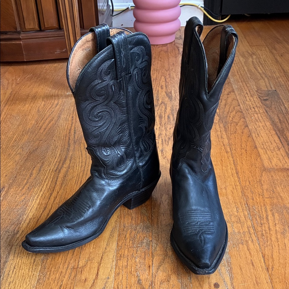 Like new! Tony Lama Women’s Black Genuine Leather Cowboy Cowgirl Boots